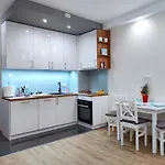 아파트 Kilinski - Apartamentylove, Prywatny Garaz, Centrum, Self Check - In, F-vat 우치